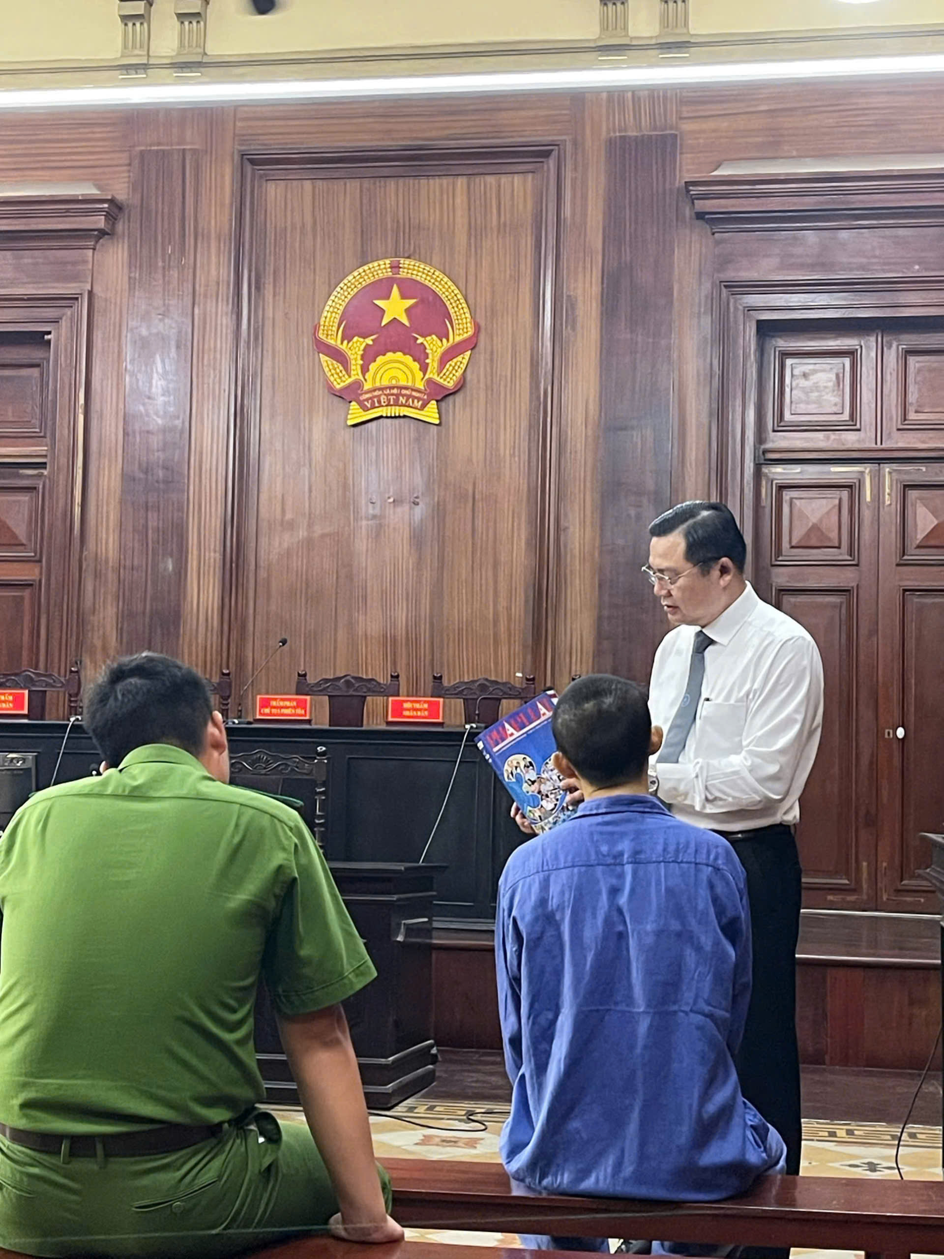 Tố tụng 17